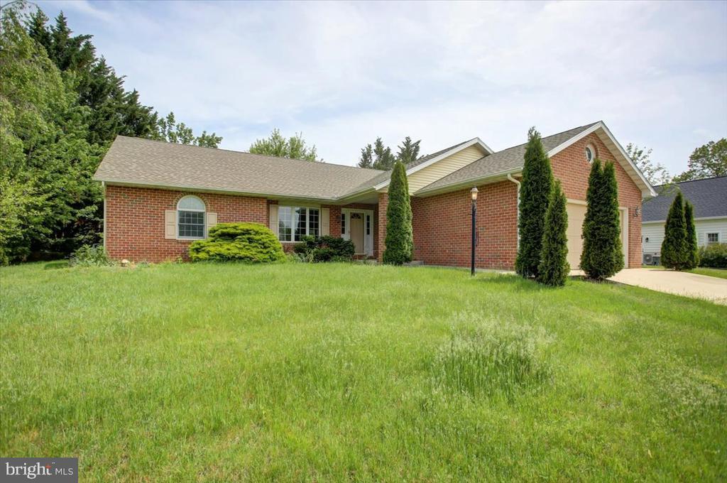 6929 Fairway Oaks in Chambersburg, PA - Building Photo