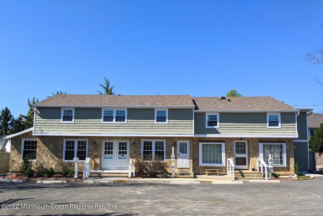 609 Higgins Ave in Brielle, NJ - Building Photo