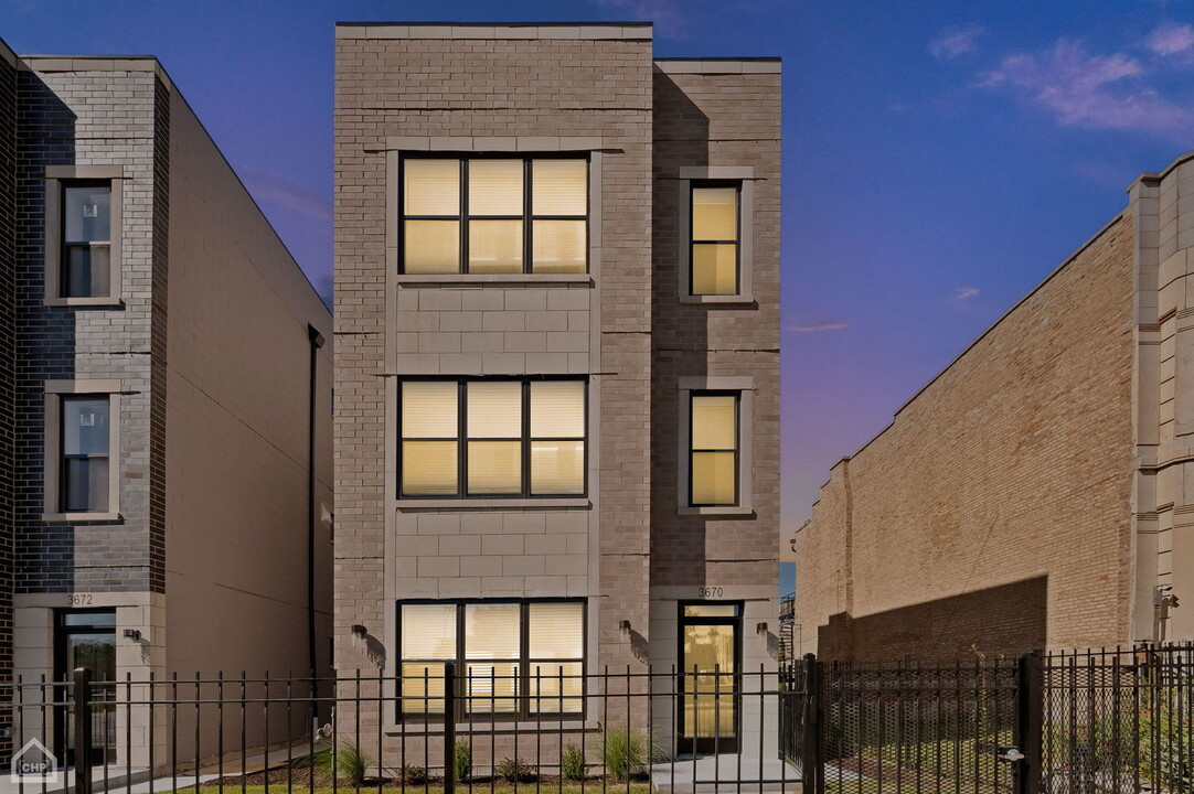 3672 S Indiana Ave in Chicago, IL - Building Photo