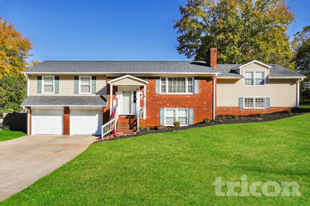 222 Vandyke St in Kernersville, NC - Building Photo