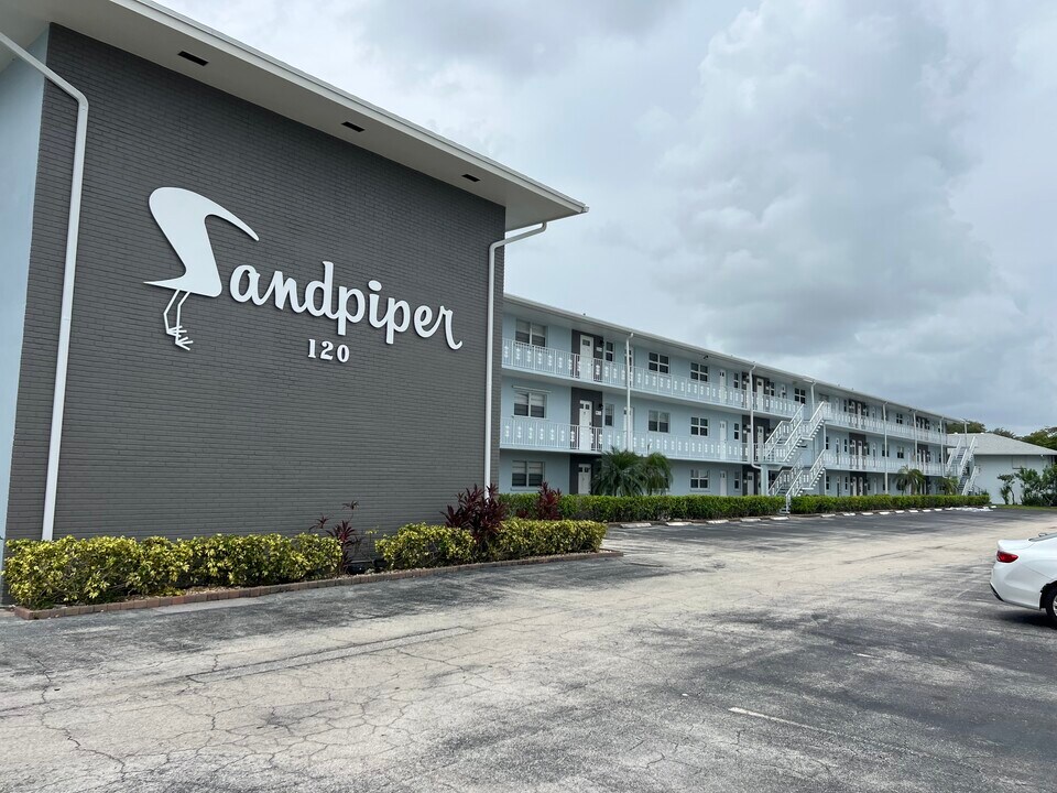 120 Lehane Ter, Unit 214 in North Palm Beach, FL - Building Photo