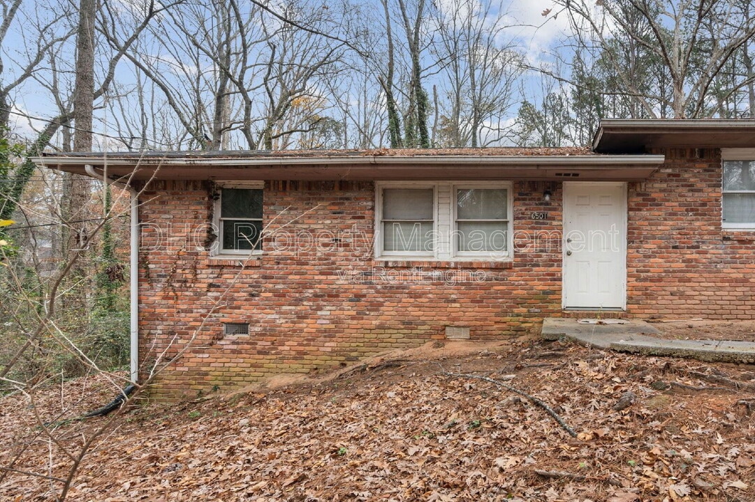 6501 Raymond Dr in Union City, GA - Building Photo