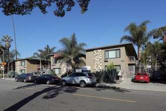 Trojan Palms in Los Angeles, CA - Foto de edificio - Building Photo