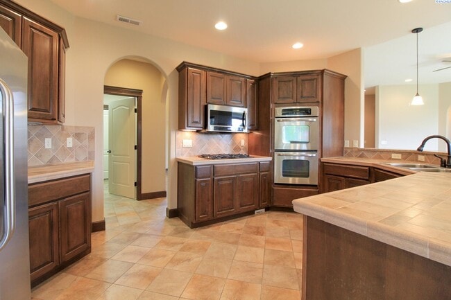 3047 Bluffs Dr in Richland, WA - Building Photo - Building Photo
