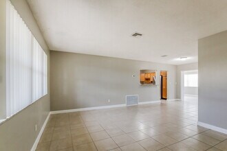 141 NW 76th Terrace in Pembroke Pines, FL - Foto de edificio - Building Photo