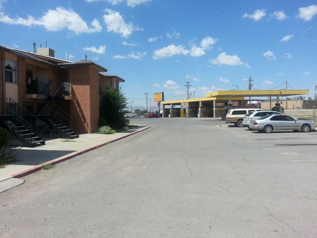 8705 Alameda Ave in El Paso, TX - Foto de edificio - Building Photo