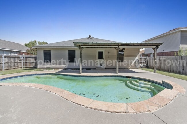 1014 Mazourka Dr in Arlington, TX - Building Photo - Building Photo