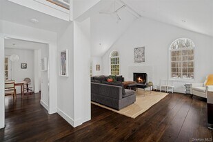 1008 Middle Line Hwy in Sag Harbor, NY - Building Photo