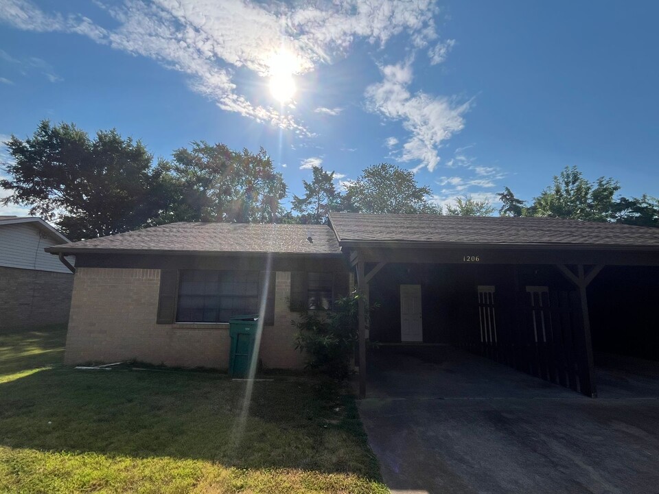 1204 N Nashville Pl in Russellville, AR - Building Photo