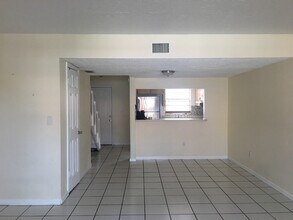 2261 W 53rd St, Unit 9 in Hialeah, FL - Building Photo - Building Photo