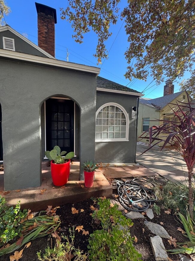 2705 Freeport Blvd in Sacramento, CA - Building Photo - Building Photo