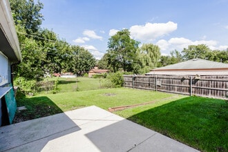 7840 Cronin Ave in Justice, IL - Building Photo - Building Photo