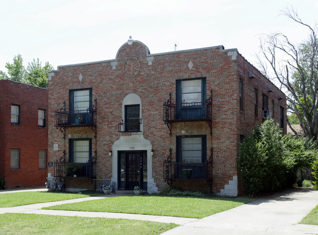 Elms in Tulsa, OK - Foto de edificio - Building Photo