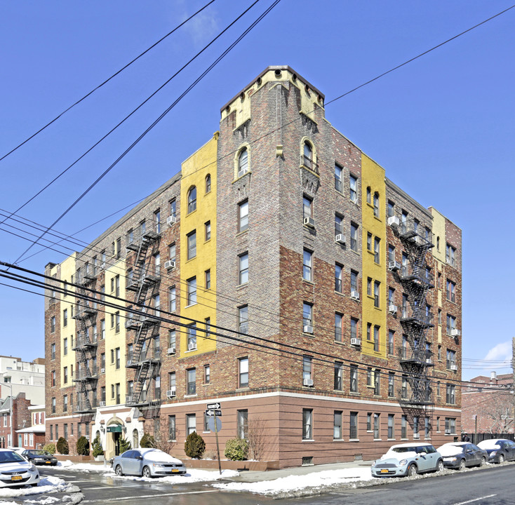 23-57 31st Dr in Long Island City, NY - Building Photo