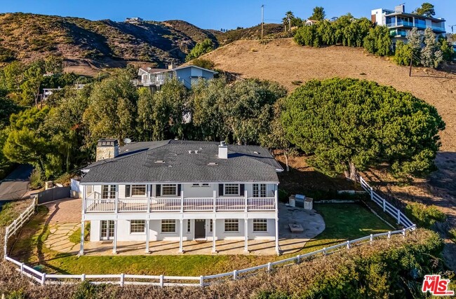 21821 Castlewood Dr in Malibu, CA - Foto de edificio - Building Photo