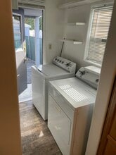 5140 Newcastle Ave in Encino, CA - Foto de edificio - Building Photo