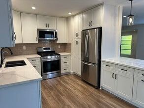 400 S Flower St in Orange, CA - Building Photo - Building Photo