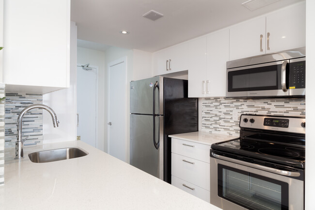 225 Davisville Avenue in Toronto, ON - Building Photo - Building Photo