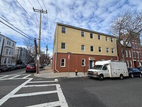 32 Cottage St, Unit 5 in Boston, MA - Foto de edificio - Building Photo