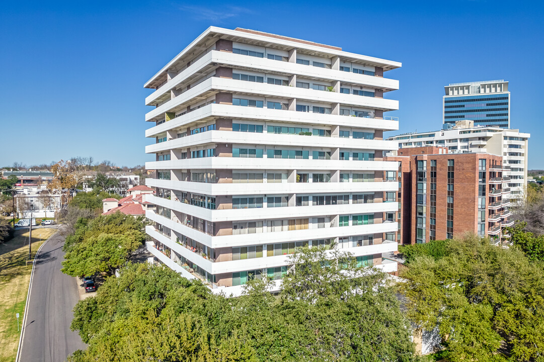 Gold Crest Condominiums in Dallas, TX - Building Photo