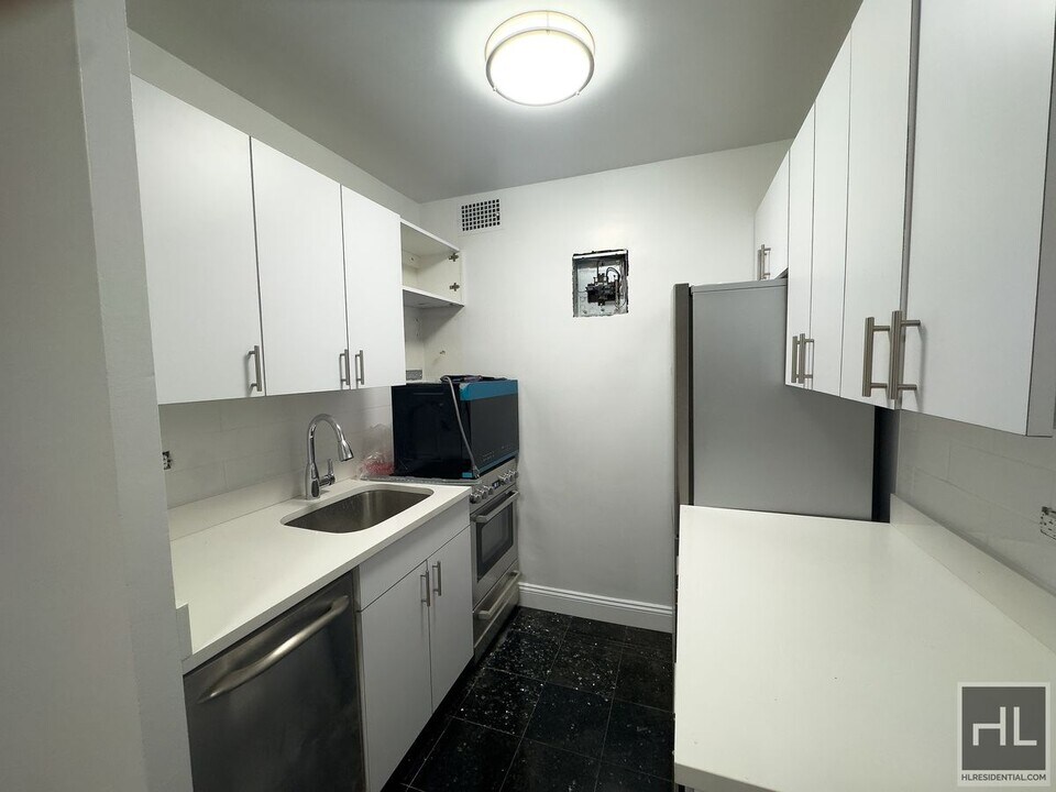 400 E 89th St in New York, NY - Building Photo