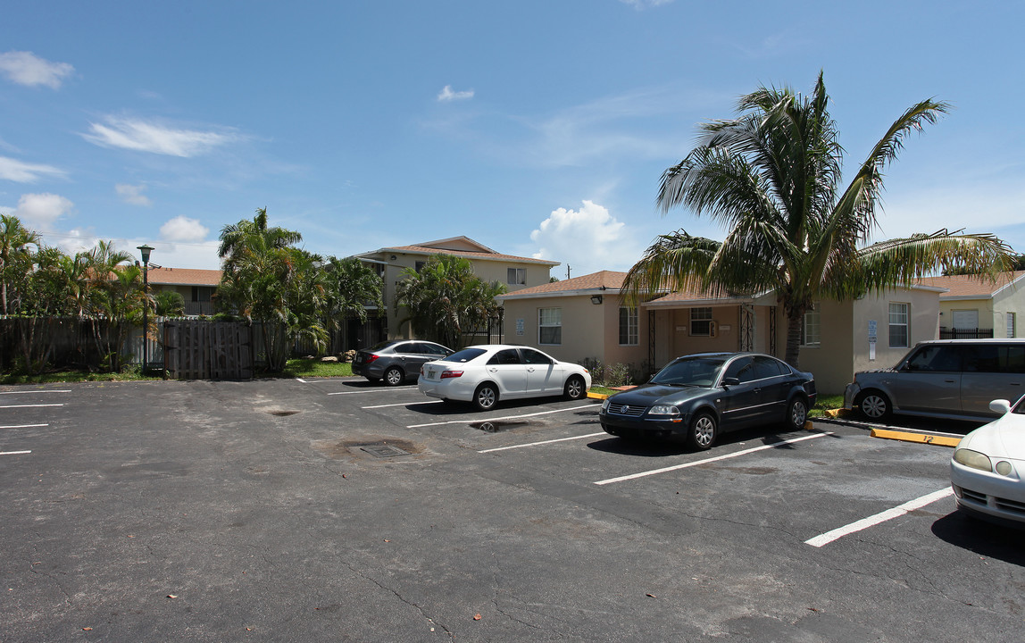 2324-2331 Adams St in Hollywood, FL - Foto de edificio