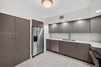 2812 N 46th Ave in Hollywood, FL - Building Photo - Building Photo