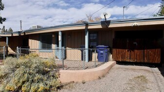 611 Woodland Ave NW in Albuquerque, NM - Building Photo