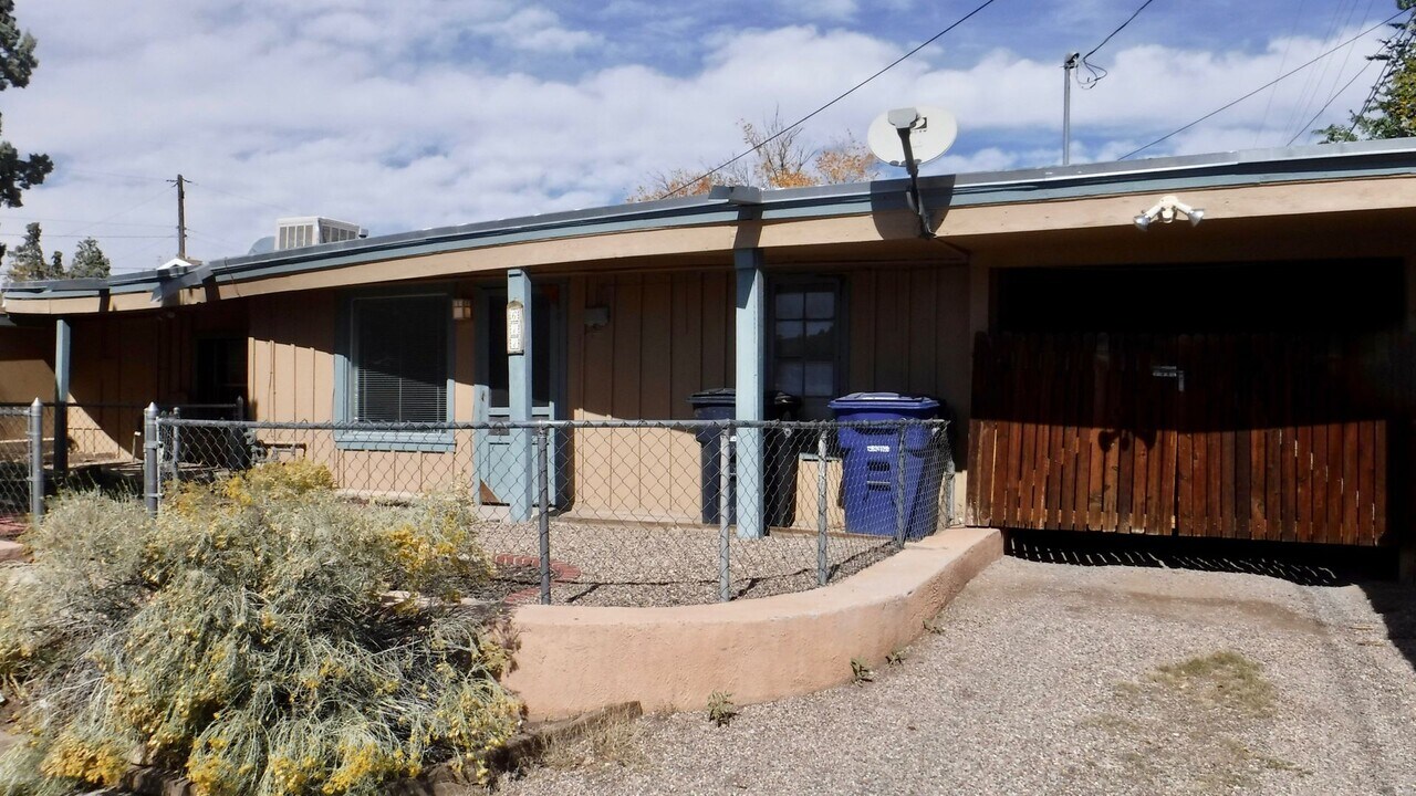611 Woodland Ave NW in Albuquerque, NM - Building Photo