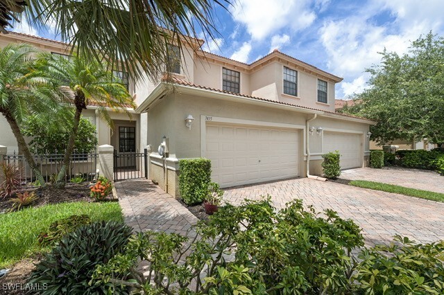 7415 Bristol Cir in Naples, FL - Building Photo