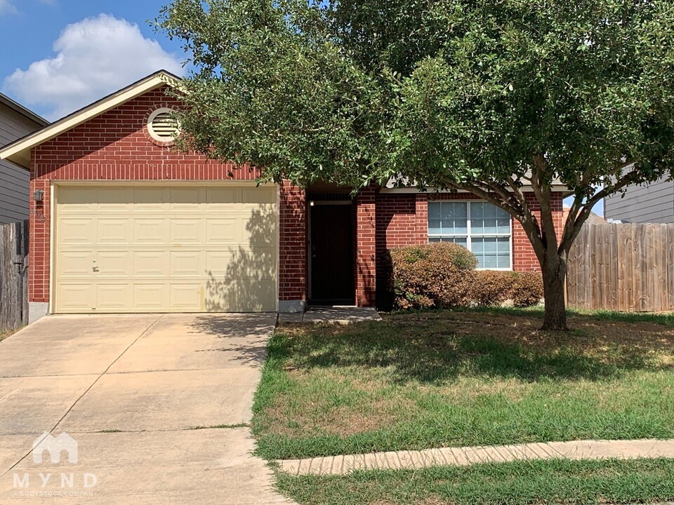 6327 Meandering Trail in Converse, TX - Building Photo