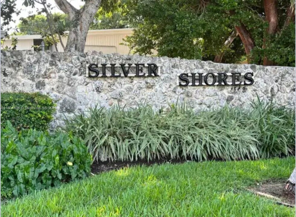 613 N Emerald Dr in Key Largo, FL - Building Photo