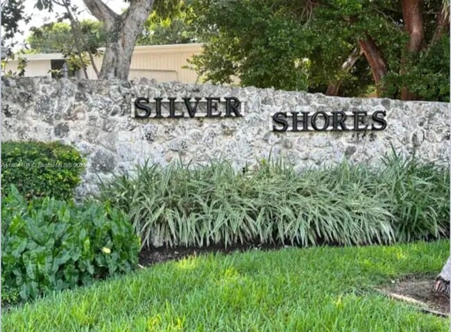 property at 613 N Emerald Dr