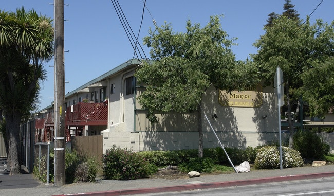 Meekland Manor in Hayward, CA - Building Photo - Building Photo