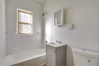 2828 S Moreland Blvd in Cleveland, OH - Foto de edificio - Building Photo