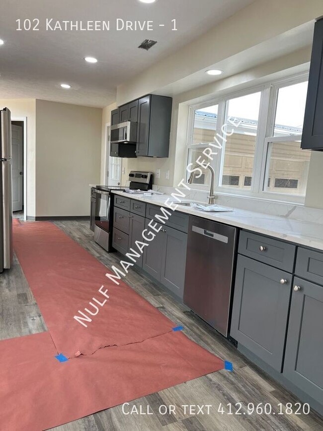 102 Kathleen Dr in Beaver Falls, PA - Building Photo - Building Photo