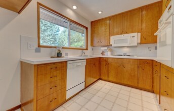 8520 SW Garden Ln in Portland, OR - Building Photo - Building Photo