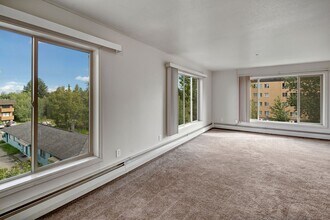 Castle in Anchorage, AK - Foto de edificio - Building Photo