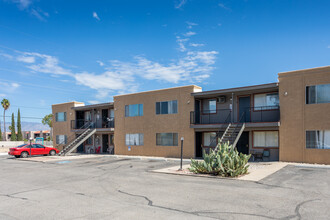 Casa Larga Apartments in Tucson, AZ - Building Photo - Building Photo