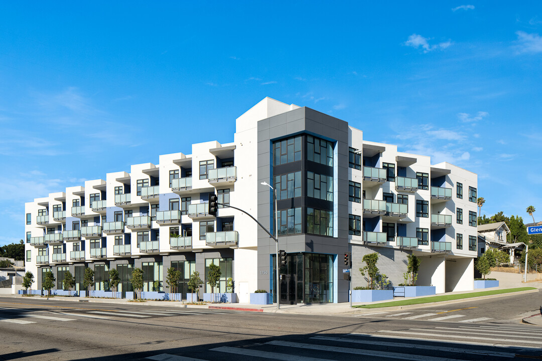 Zag Apartments in Los Angeles, CA - Building Photo
