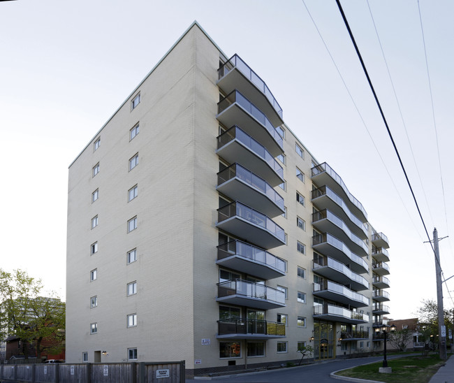 Le Versailles in Ottawa, ON - Building Photo - Primary Photo