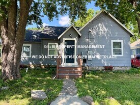 716 10th St in Osawatomie, KS - Building Photo