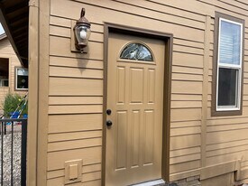 1485 Murrelet Dr in Redmond, OR - Building Photo