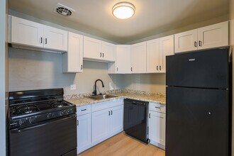 Calvert at Quarterfield Station in Glen Burnie, MD - Foto de edificio - Building Photo