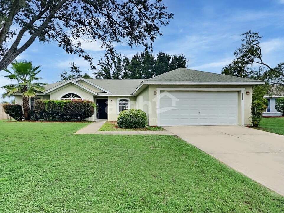 1322 Lake Idamere Blvd in Tavares, FL - Building Photo