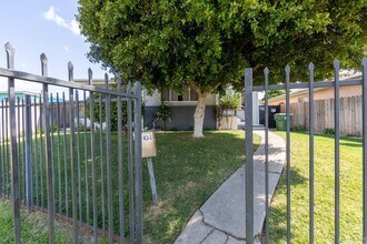 12434 S Vermont Ave in Los Angeles, CA - Foto de edificio - Building Photo