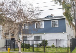 5131 Bakman Ave in North Hollywood, CA - Foto de edificio - Building Photo