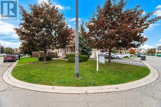 1137 Meadowgrove Ct in Mississauga, ON - Building Photo - Building Photo