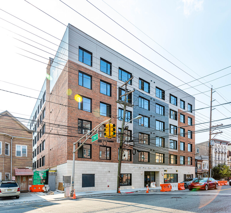 1415 Manhattan in Union City, NJ - Building Photo