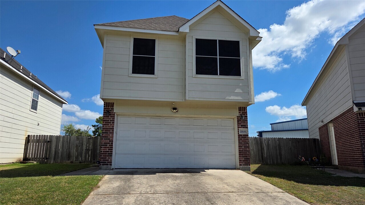 11806 E Galwan Cir in Houston, TX - Building Photo